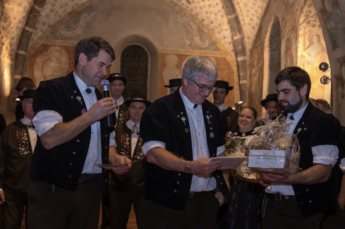 Präsident des JK Erlenbach mit Martin Jutzeler und Jonas Müller mit dem Geschenk...