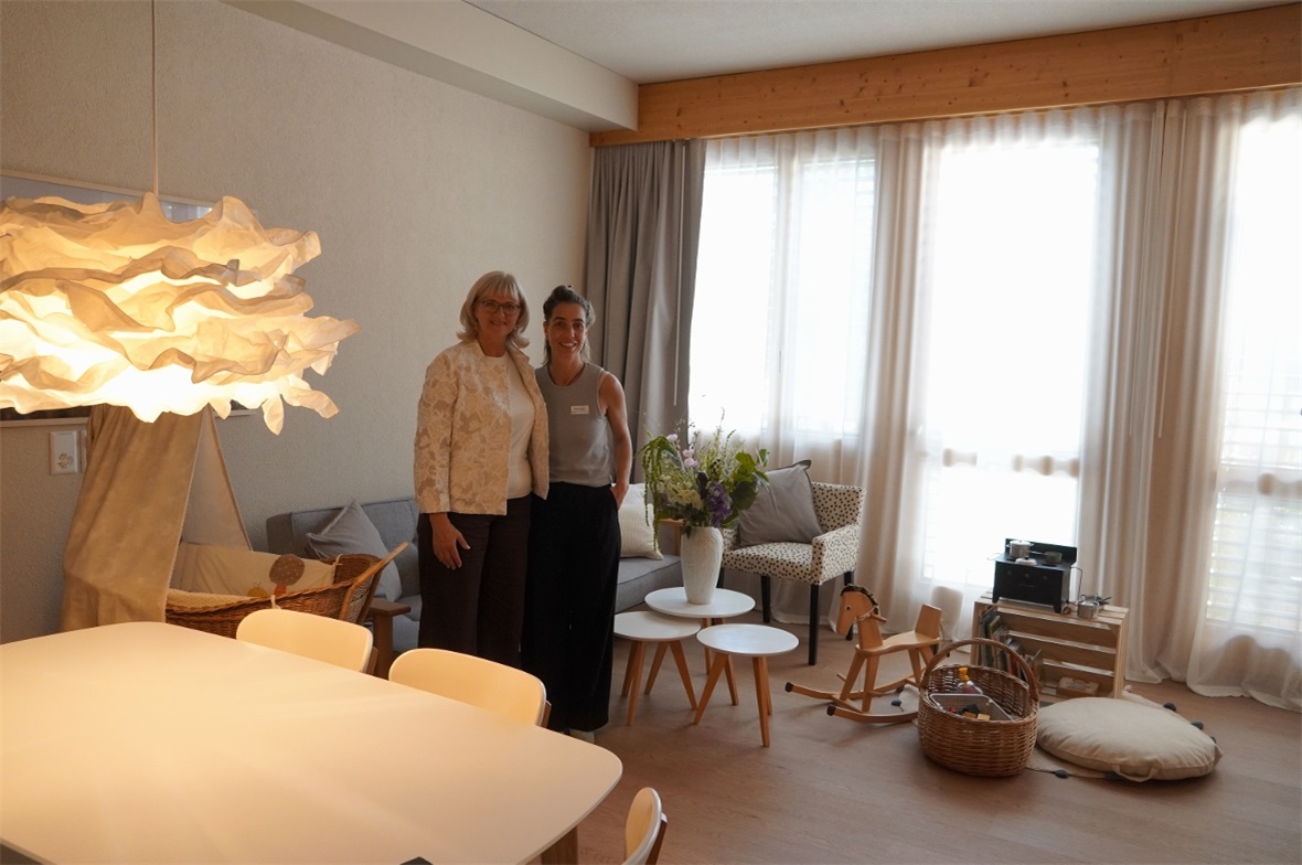 Präsidentin Anne Speiser (links) und Co-Betriebsleiterin Susanne Reber zeigten stolz die neuen Lokalitäten des Geburtshauses im Spital Zweisimmen.