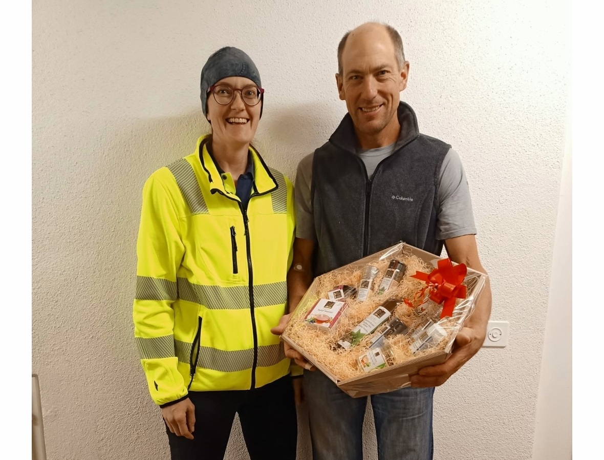Präsidentin Daniela Rufener mit Michael Schletti, der zum 50. Mal Blut spendete und hierfür ein Geschenk bekam.