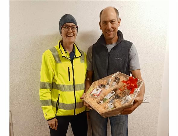 Präsidentin Daniela Rufener mit Michael Schletti, der zum 50. Mal Blut spendete und hierfür ein Geschenk bekam.