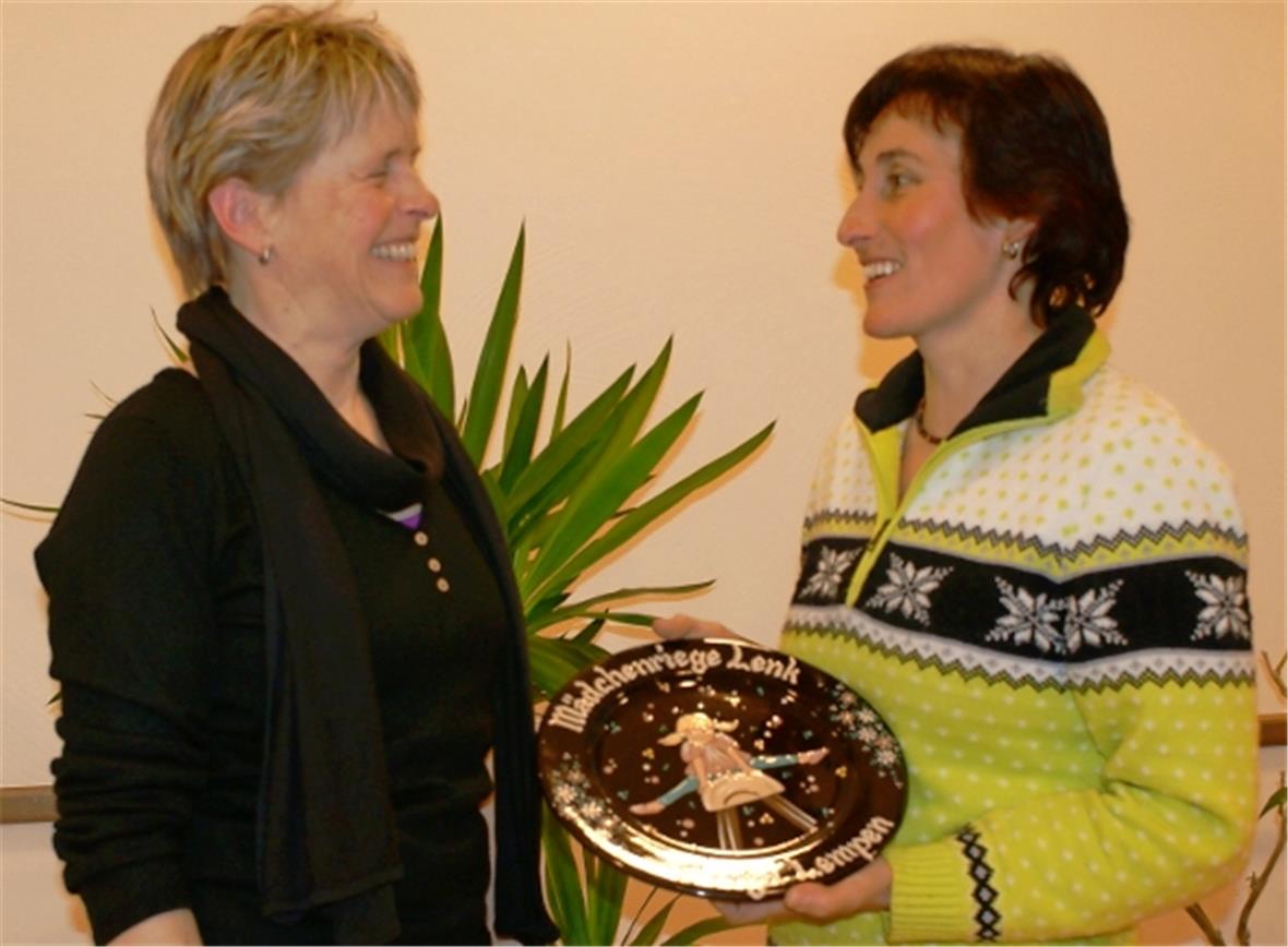 Präsidentin Marianne Hirschi (l.) überreicht Sonja Lempen einen Keramikteller.