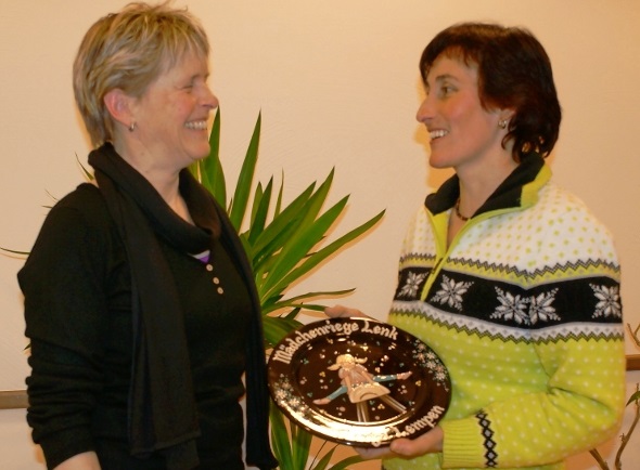 Präsidentin Marianne Hirschi (l.) überreicht Sonja Lempen einen Keramikteller.