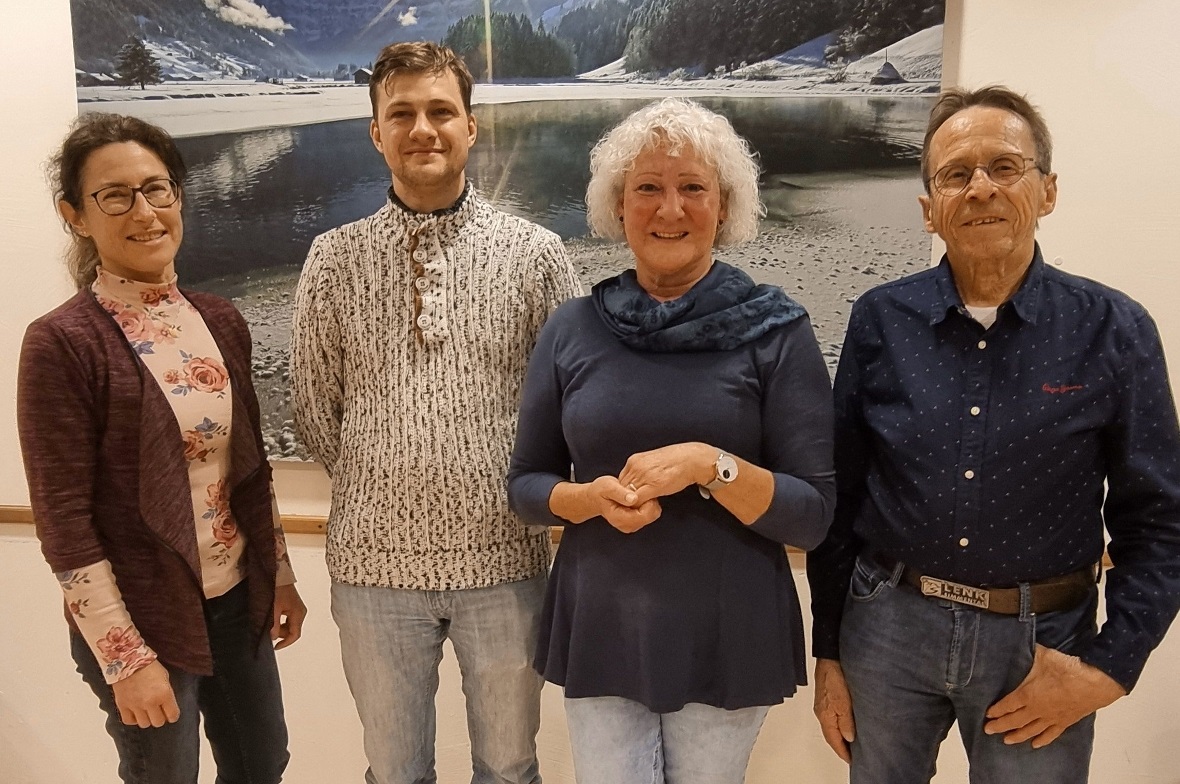 Das Heimatmuseum Obersimmental plant Ausstellung im Zeichen der Lenk Präsidentin Regula Näf-Rudin (Zweite von rechts) mit der aus dem Vorstand ausscheidenden Pia Perren, dem neu gewählten Ivan Reber und Hans-Ueli Hählen, der verantwortlich für die Sommerausstellung ist.