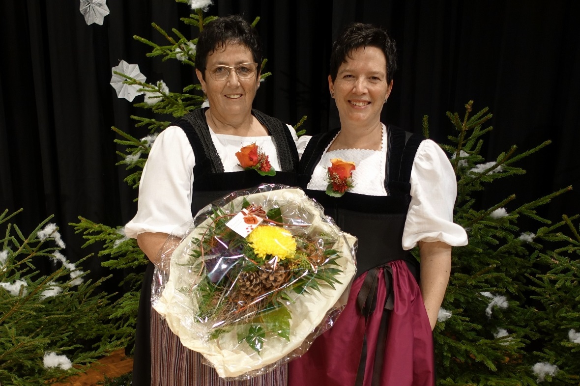 Präsidentin Sandra Hählen dankte der langjährigen Dirigentin Silvia Zbären mit e...