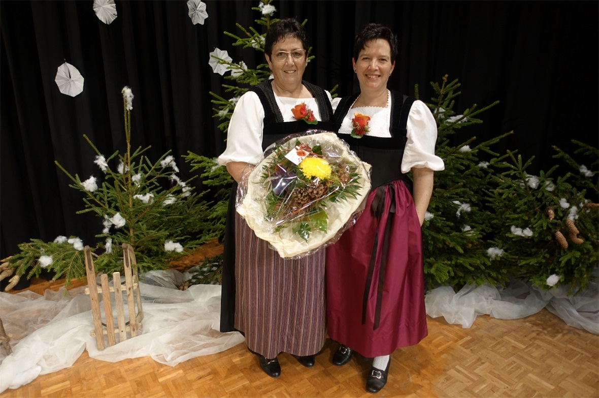 Präsidentin Sandra Hählen (rechts) dankte der langjährigen Dirigentin Silvia Zbären mit einem Blumenstrauss für ihr umsichtiges Engagement.