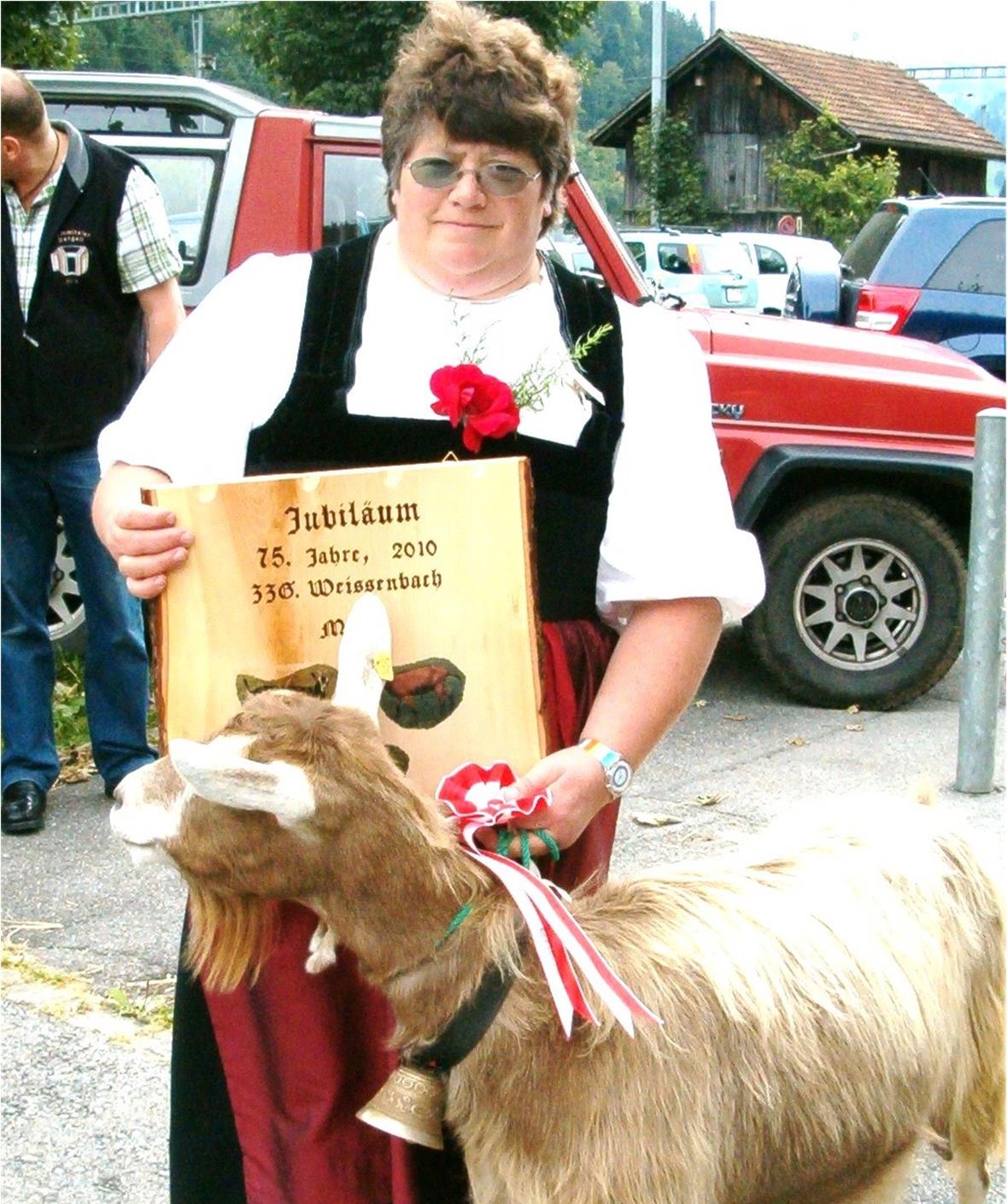 Präsidentin Susanne Stocker mit ihrer Miss der farbigen Ziegen.