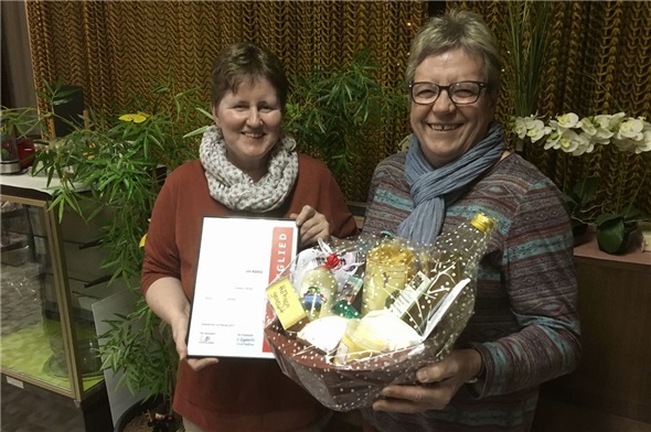 Präsidentin Ursula Regamey (links) mit Neu-Ehrenmitglied Käthi Wüst.