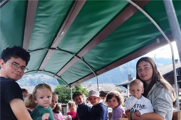 Praktikant Nils Klossner und Praktikantin Elena Humm mit den Kindern.