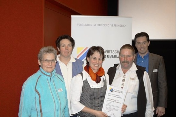Preisträger Margrit Dubach, Barbara Wiedmer, Gabi Speck (Projektleiterin), Ueli Freiburghaus und Peter Knutti (Geschäftsführer des Naturparks Diemtigtal).