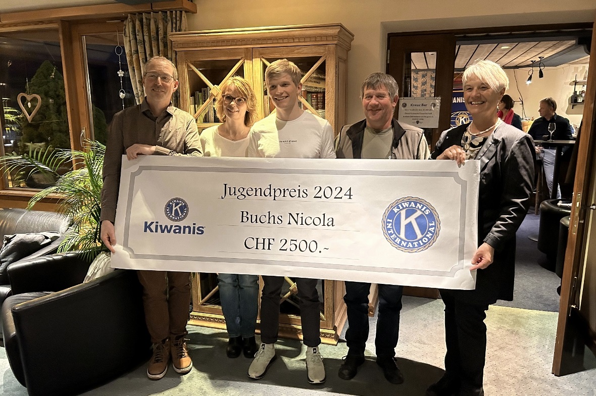 Der Jugendförderpreis 2024 ging an den Lenker Triathleten Nicola Buchs Preisübergabe an Nicola Buchs (Mitte) mit KC-Präsident Beat Kuhnen, Mama Sonja Zeller, Papa Werner Buchs und Laudatorin Luzia Wyssen.