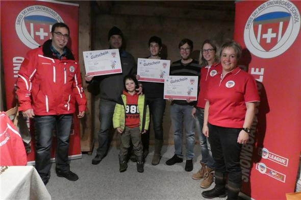 Preisübergabe an die Gewinner: Familie Jost aus Latterbach, Nicole Urben aus Diemtigen und Jonathan Tschabold aus Oey, umrahmt von den Leitern der Skischule Diemtigtal, Bruno Allenbach, Pamela Ulmann und Monika Hiltbrand.