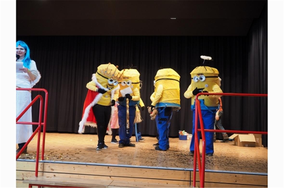 Preisverleihung für das beste Kostüm: Die Yellow Bodies auf dem 1. Platz in der ...