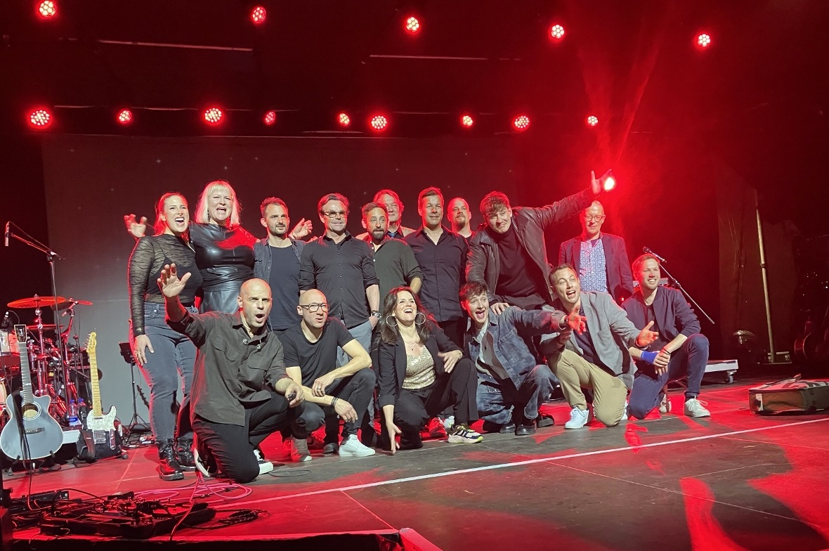 Premiere geglückt. Gruppenbild der Sängerinnen und Sänger, zusammen mit der Band...