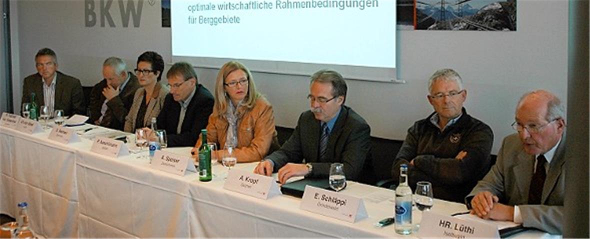 Pressekonferenz der Oberländer GemeindepräsidentInnen zum Thema Pauschalsteuer: Unisono wird eine Ablehnung der Volksinitiative «Faire Steuern - für Familien» gefordert.