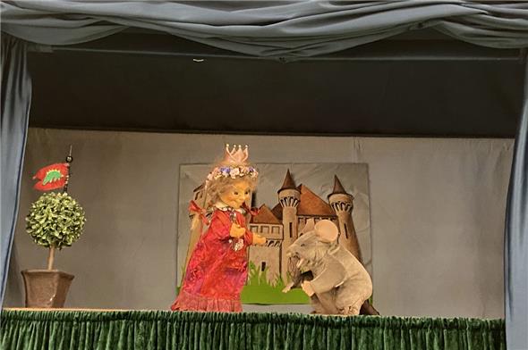 Prinzessin Anna und die Maus Souris gehörten zu den Hauptdarstellern des Kasperli-Stücks, das in der Reidenbacher Mehrzweckhalle aufgeführt wurde.