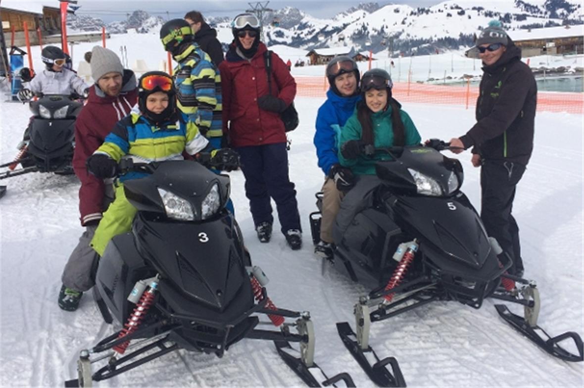 Probefahrten auf den Elektro-Schneemobilen.