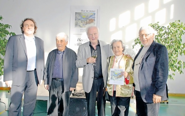 Professor Dr. Roland Reichenbach, Walter Herren, Sigi Amstutz, Käti Jaberg und Christian Bärtschi bei der Buchvernissage von «Hier ist immer».