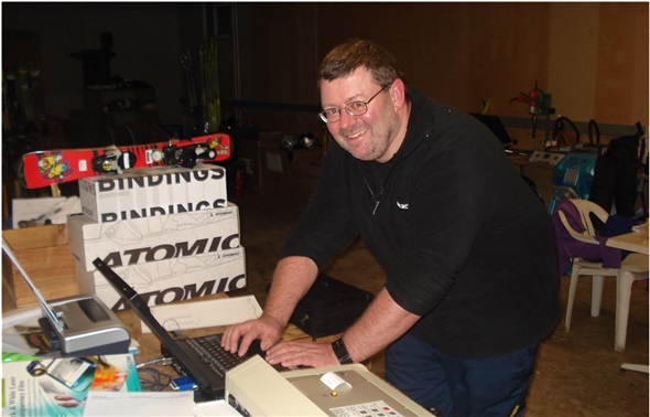 Profi-Zeitmesser Daniel Gut beim Zuteilen der Zeiten im improvisierten Rennbüro.