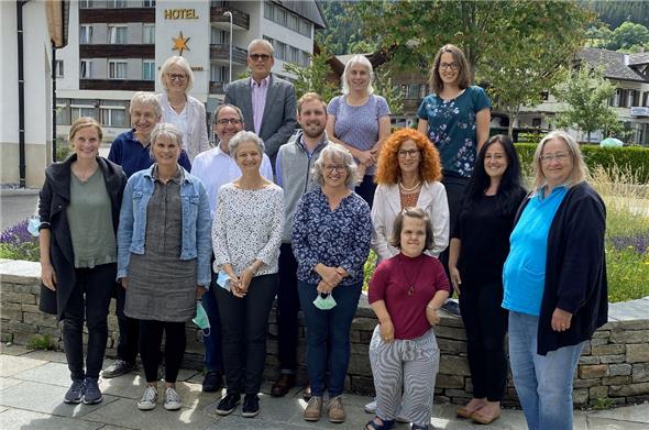 Projektgruppe «Aufbau spezialisierte Palliative Care GSS»: vordere Reihe Suleika Kummer, Barbara Dessauer, Yolanda Fähndrich, Franziska Rentsch, Ursula Imboden, Linda Grüter, Tabea Bühler und Claudia Gautschi; hintere Reihen: Daniel Rauch, Annerös Schneider, Alexander Pasalidi, Stefan Lobsiger, Alexander Gäumann, Anita Stauffer und Ariane Beetschen.