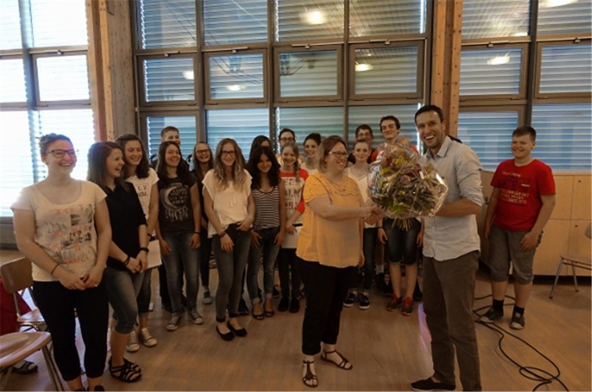 Projektkoordinator Roman Cortesi überreichte Lehrerin Barbara Lehnherr als Dank ...