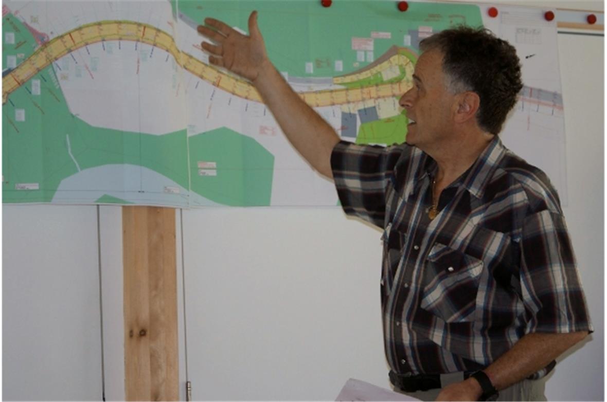Projektleiter Jürg Zingg erläutert das Bauprojekt für den Ausbau der Saanenmöserstrasse.
