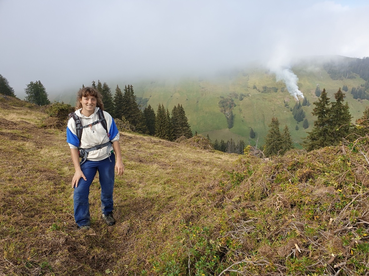 Projektleiterin Annick Gebert vor einem Haufen abgeschnittener Alpenrosen im Dür...