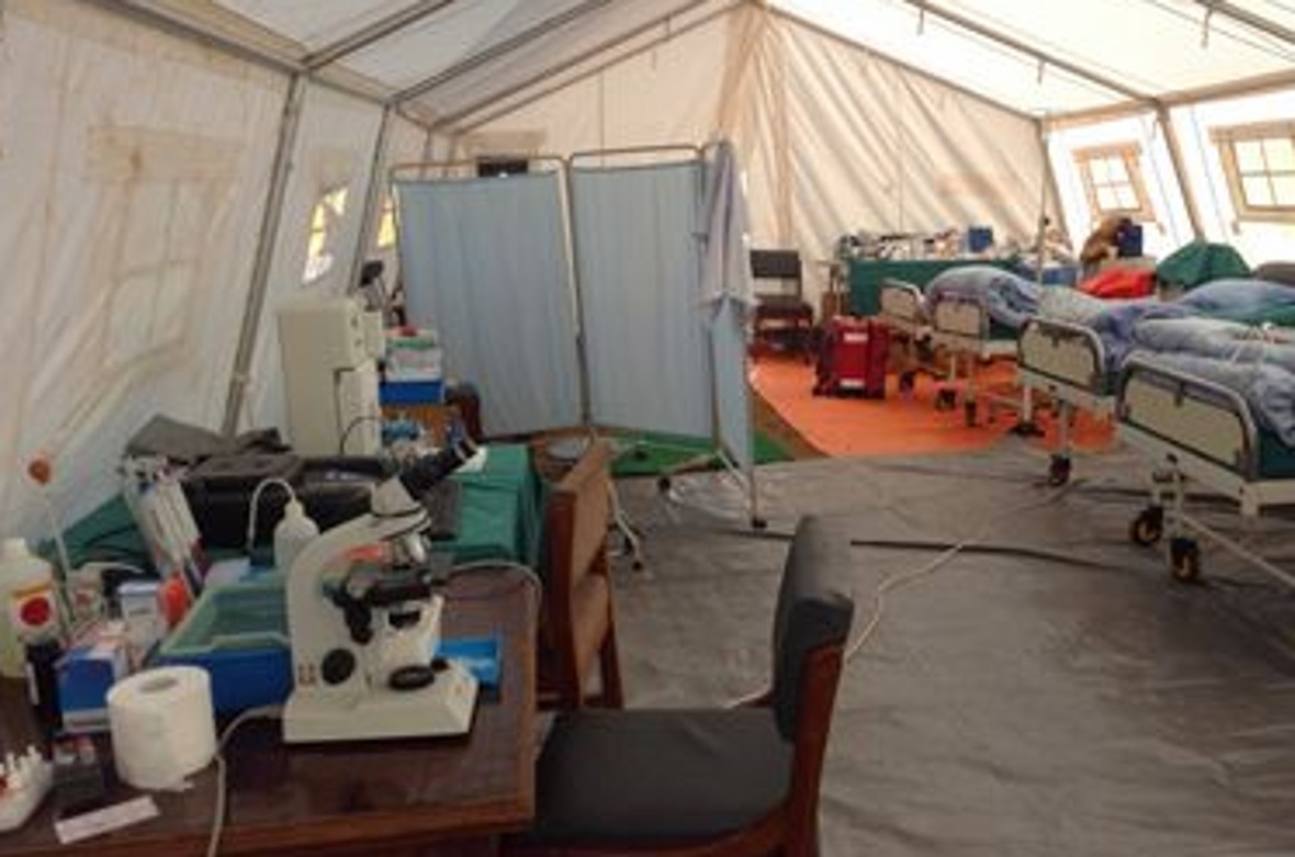 Provisorisches Spitalzelt nach den Erbeben 2015.