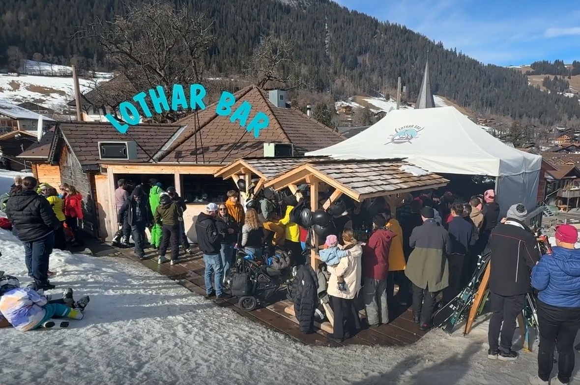 Public Viewing in der Lothar Bar, dem Fanlokal von Franjo von Allmen an Zweisimmens Skipiste.