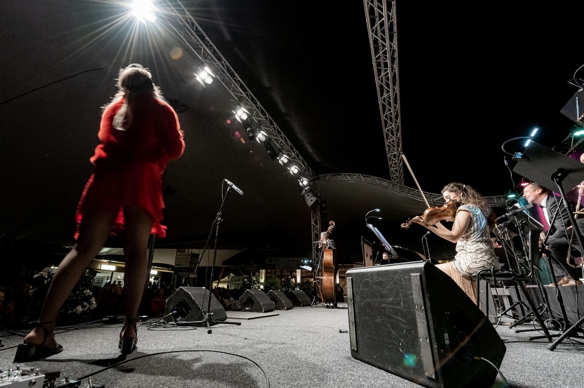 Publikum und Bühne gehören der Jazzlounge.