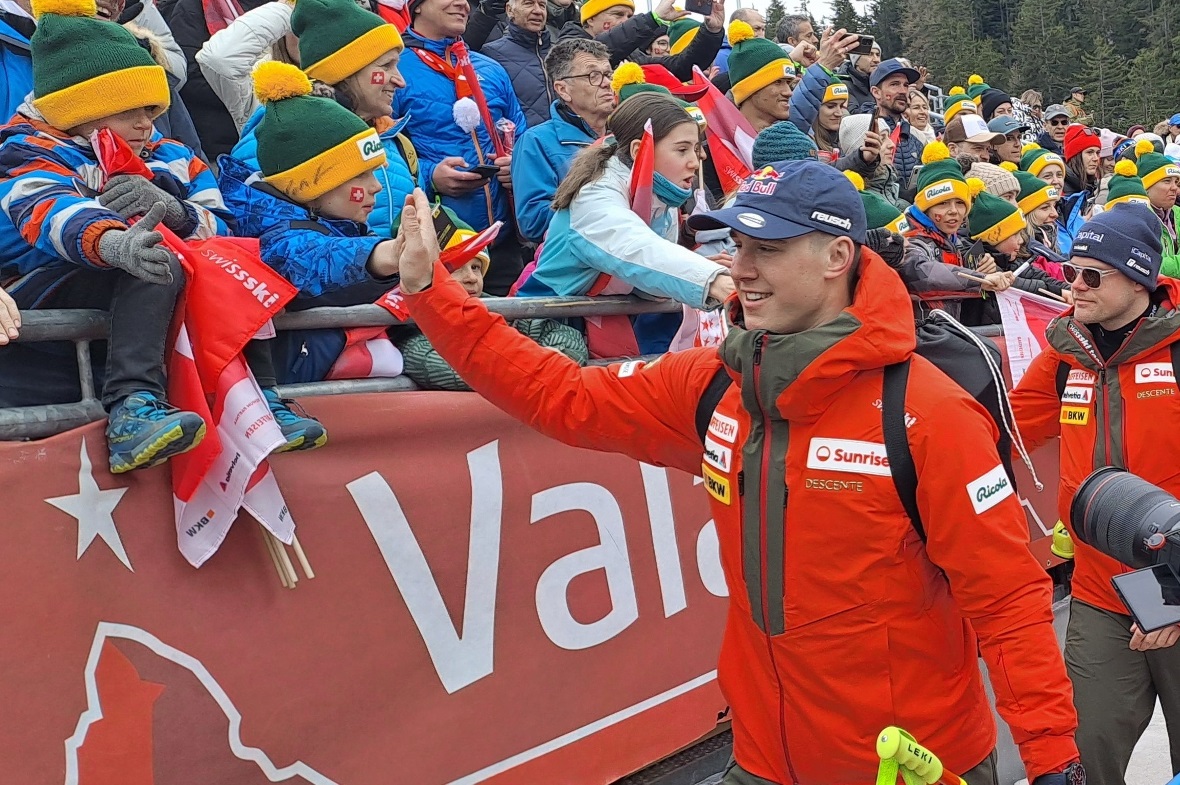 Publikumsliebling Franjo von Allmen klatschte mit kleinen und grossen Fans ab, d...