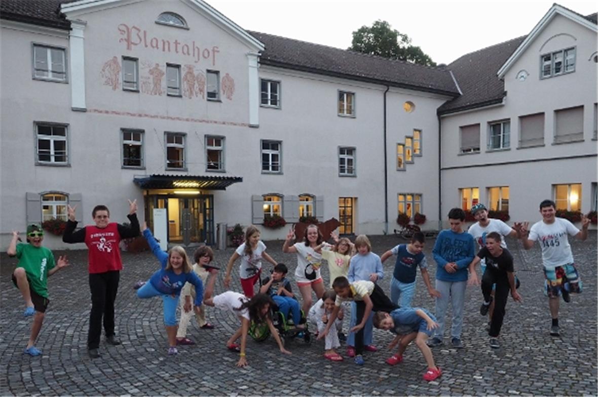 Pyjamaparty im Hof der landwirtschaftlichen Schule «Plantahof».