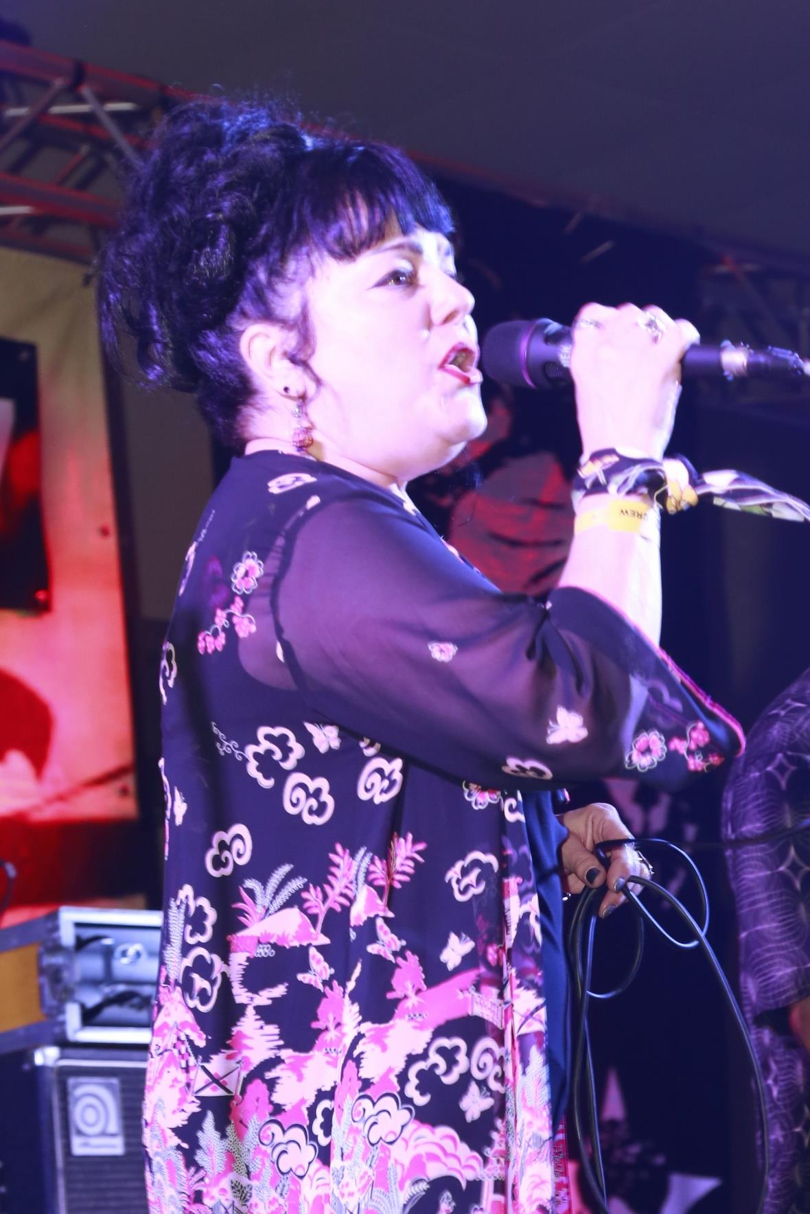 Qeen of Honky Tonk: Marti Brom (USA).