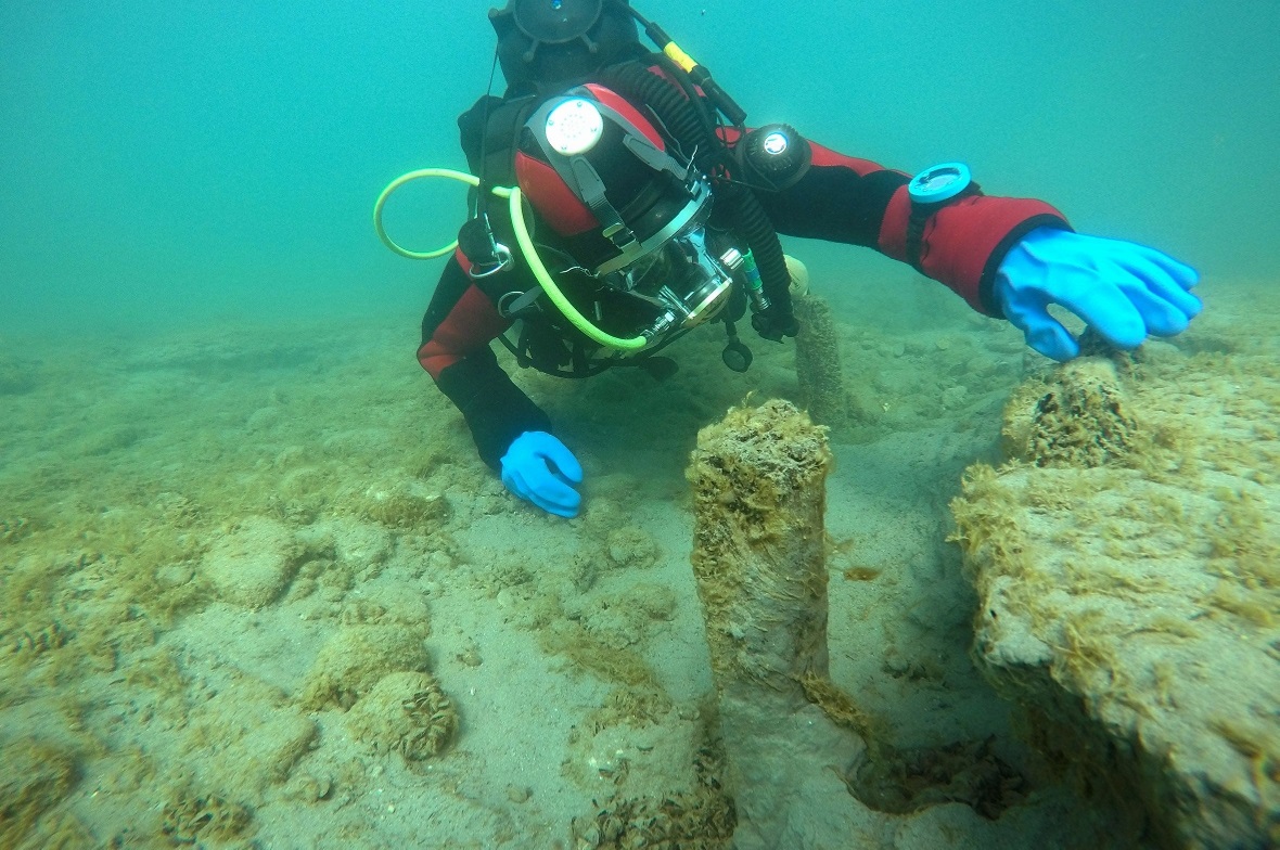 Quer durch den nördlichen Siedlungsbereich zieht sich eine Erosionskante, wo die Pfähle freigespült werden und letztlich umkippen.