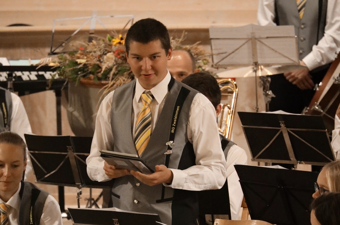 Querflötist Marcel Grütter als Moderator für das Konzert der Musikgesellschaft Z...