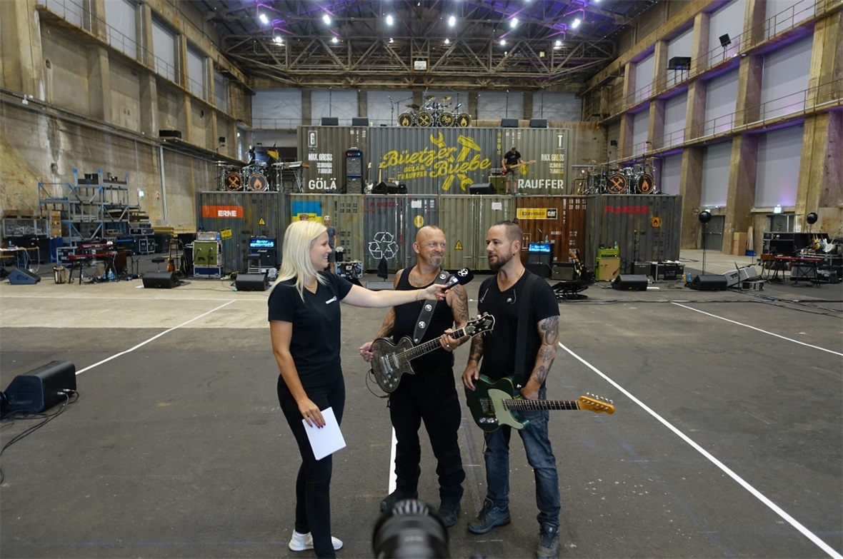 Büetzerbuebe geben zum Projekt-Abschluss Vollgas – und nehmen die St.Stäffner und Lauener Jodler mit an Bord Radio 32-Moderatorin Jasmin Langenegger interviewte Gölä und Trauffer in einer ehemaligen Fabrikhalle im Attisholz, wo das Bühnenbild ansatzweise bereits aufgebaut worden war und für das «Trainingslager» für die beiden bevorstehenden Konzerte im Zürcher Letzigrund diente.