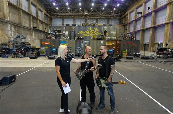 Radio 32-Moderatorin Jasmin Langenegger interviewte Gölä und Trauffer in einer ehemaligen Fabrikhalle im Attisholz, wo das Bühnenbild ansatzweise bereits aufgebaut worden war und für das «Trainingslager» für die beiden bevorstehenden Konzerte im Zürcher Letzigrund diente.