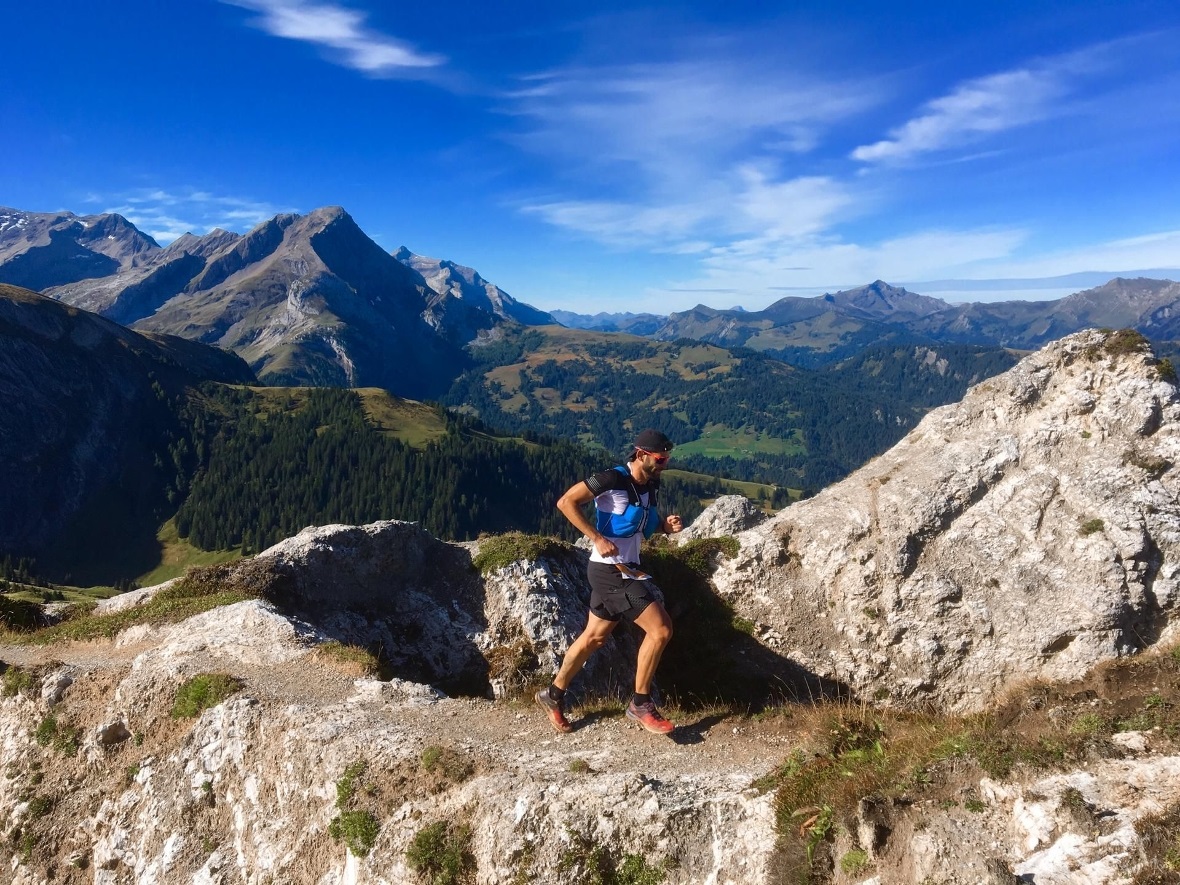 Ramon Krebs geniesst das unglaubliche Lenker Alpenpanorama.