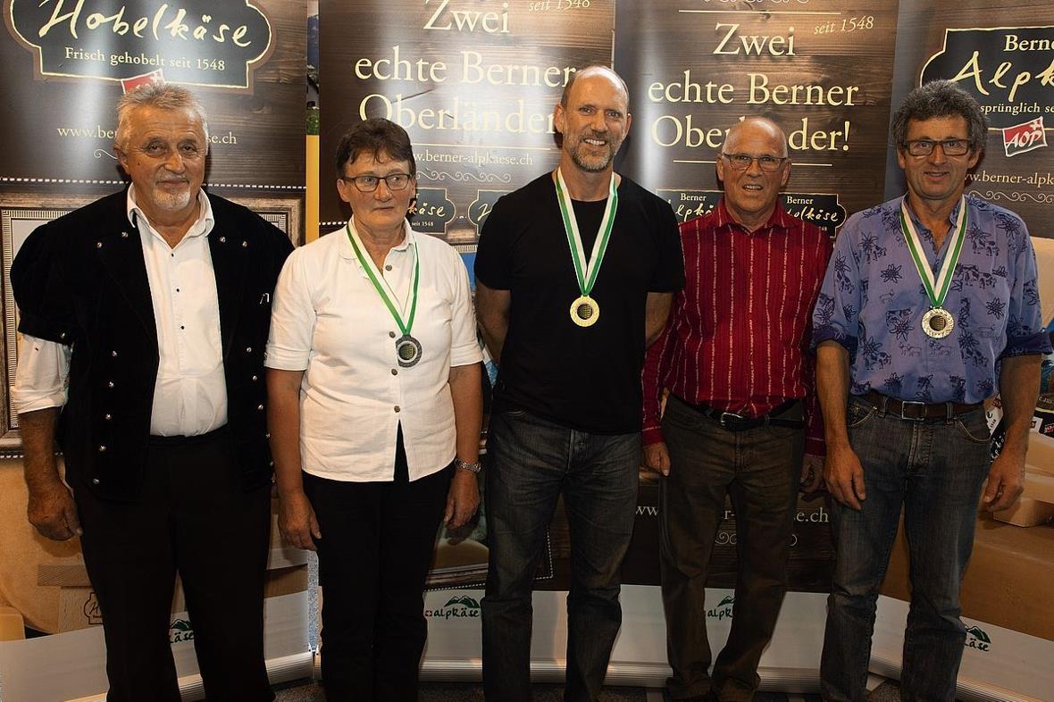 Rang 1 bis 3 - Kategorie Berner Alpkäse AOP: v.l.n.r. Ueli und Ruth Aeschlimann,...