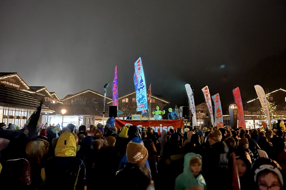 Das JUSKILA wurde mit Freude und Sportsgeist eröffnet und durchgeführt Rapper «Greis» unterhielt die grosse JUSKILA-Familie bei der Eröffnungsfeier des 81. Schweizer Jugendskilagers JUSKILA auf dem Kronenplatz an der Lenk.