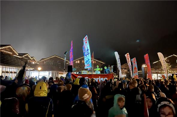 Rapper «Greis» unterhielt die grosse JUSKILA-Familie bei der Eröffnungsfeier des 81. Schweizer Jugendskilagers JUSKILA auf dem Kronenplatz an der Lenk.