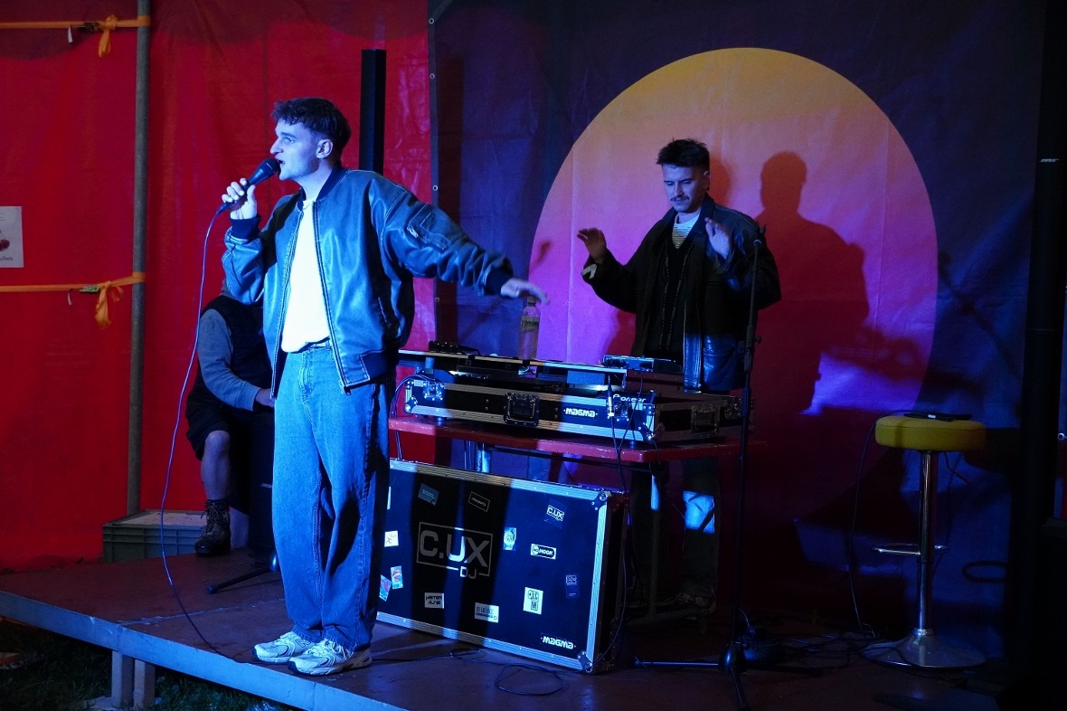 Rapper Pato trat im Zirkuszelt vor enthusiastischen Fans auf.