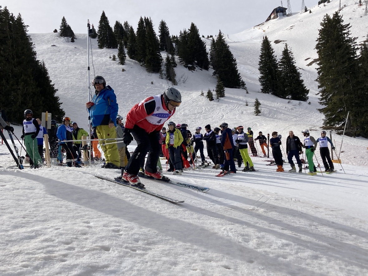 Rasender Reporter: Fabian Kopp eröffnete das Firmenskirennen für die Mannschaft ...
