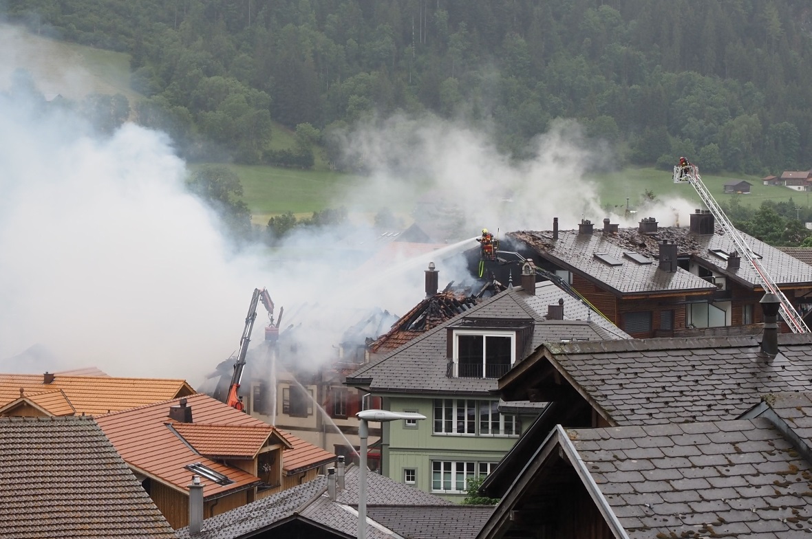Rauch und Brandgeruch verteilten sich weit über das Dorf Zweisimmen.