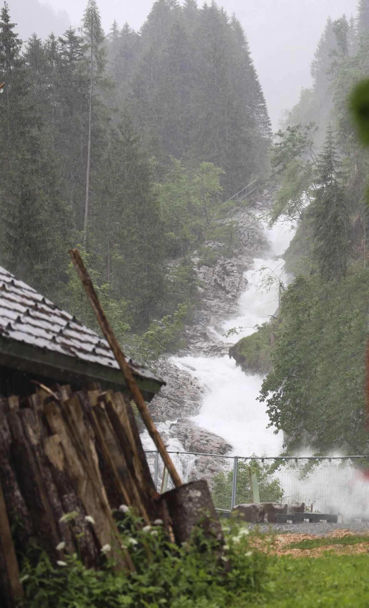 Rauschender Simmenfall als Zeuge des Frühlingsregens