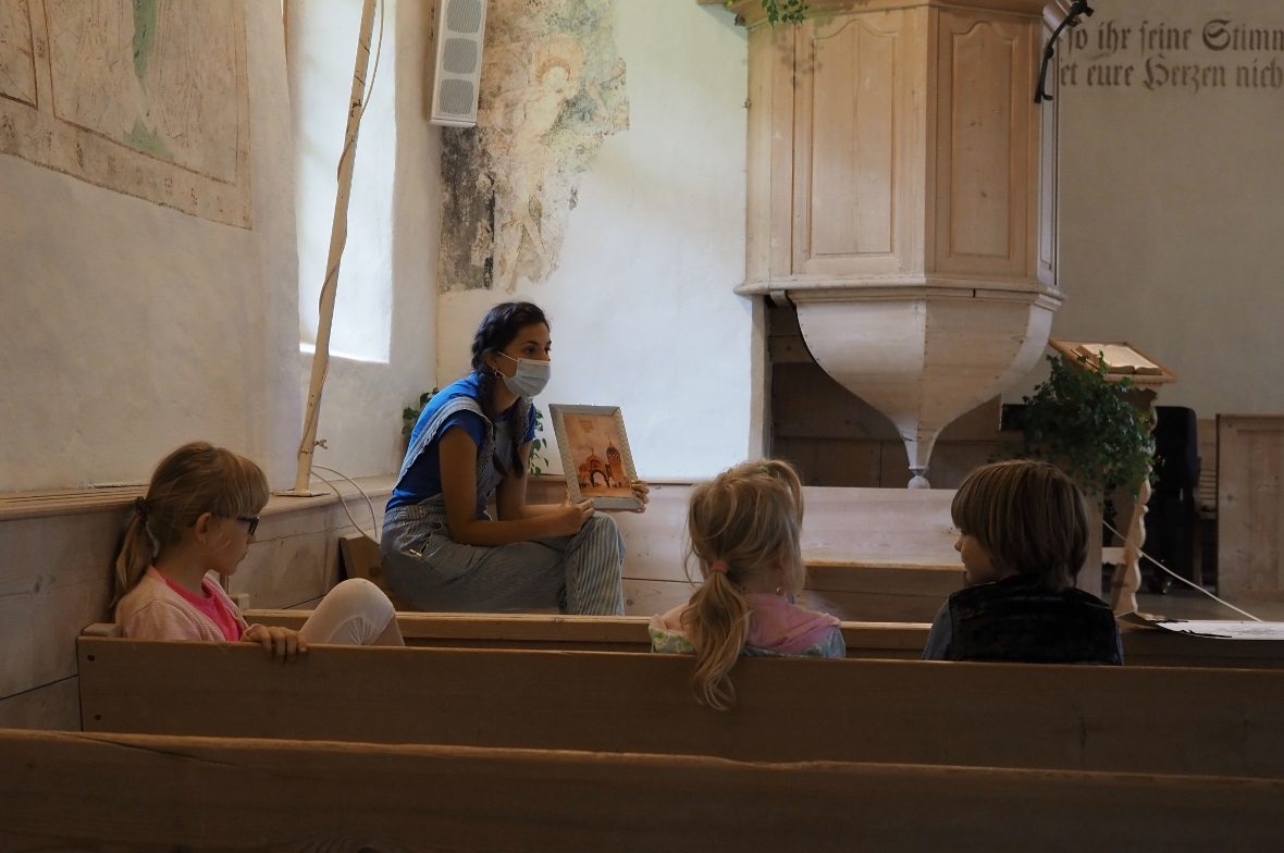 Razia Chaudhry zeigte den Kindern noch einmal das Bild zur Erinnerung, während P...