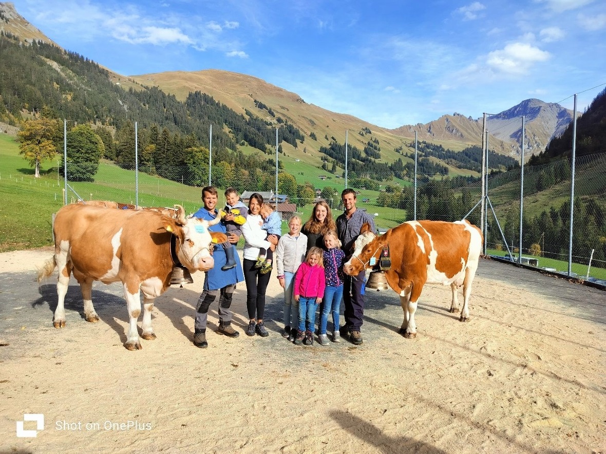 Rechts: Kuh Carla, im Besitz von Familie Andrea + Andrin Gobeli, gewinnt den Wan...