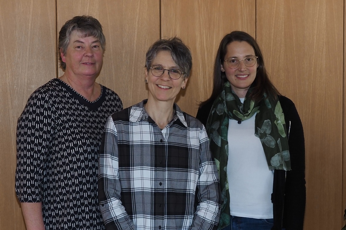 Referentin Irène Uhlmann (Mitte) mit den Leiterinnen des 6. Netzwerktreffens Christine Matti (links), Leitung Pflege Mobiler Palliativ Dienst, und Ariane Beetschen, Betriebsleitung Spitex Saane-Simme.