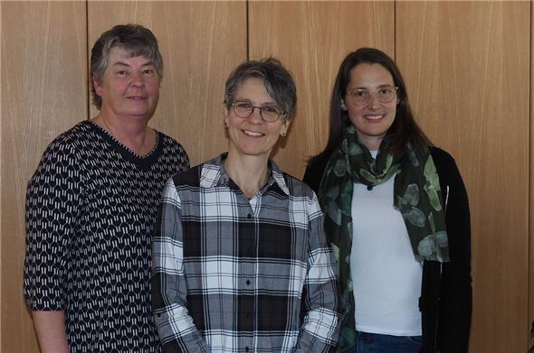 Referentin Irène Uhlmann (Mitte) mit den Leiterinnen des 6. Netzwerktreffens Christine Matti (links), Leitung Pflege Mobiler Palliativ Dienst, und Ariane Beetschen, Betriebsleitung Spitex Saane-Simme.
