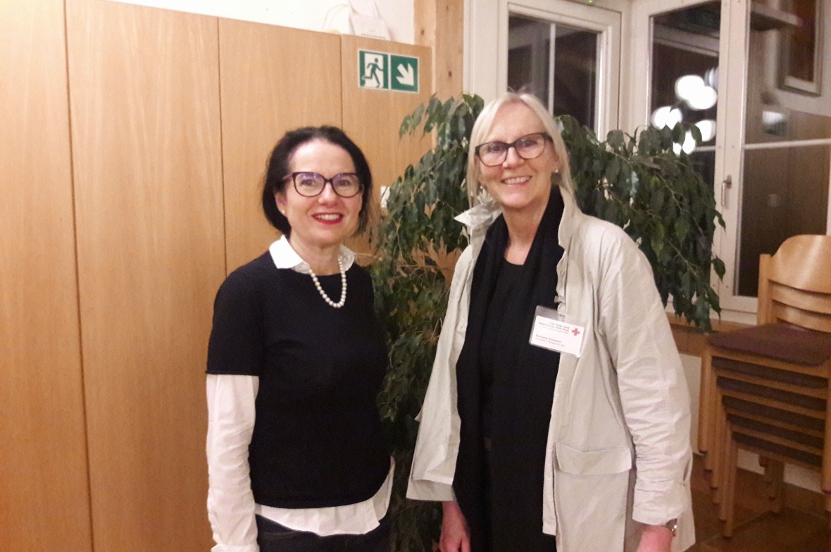 Referentin Jolanda Rentsch und Barbara Zimmerli vom SRK Kanton Bern freuen sich über das tolle Publikumsecho.