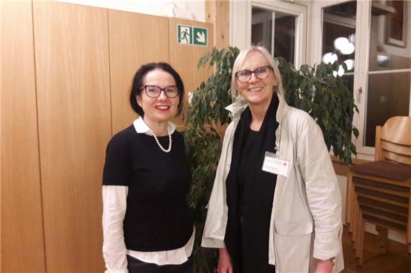 Referentin Jolanda Rentsch und Barbara Zimmerli vom SRK Kanton Bern freuen sich über das tolle Publikumsecho.